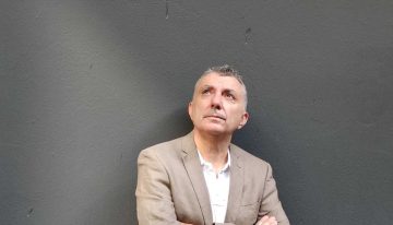 Manuel Vilas nos recibe en su casa para hablar de su última novela, 'Islandia', un relato intimista en el que habla de la ruptura con su exmujer y su historia de amor