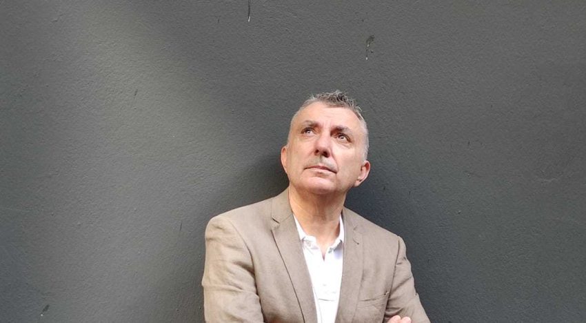 Manuel Vilas nos recibe en su casa para hablar de su última novela, 'Islandia', un relato intimista en el que habla de la ruptura con su exmujer y su historia de amor