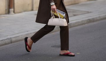Las sandalias tendencia de esta temporada son las más asequibles y las chicas cool las combinan (siempre de este color) con bolsos de lujo
