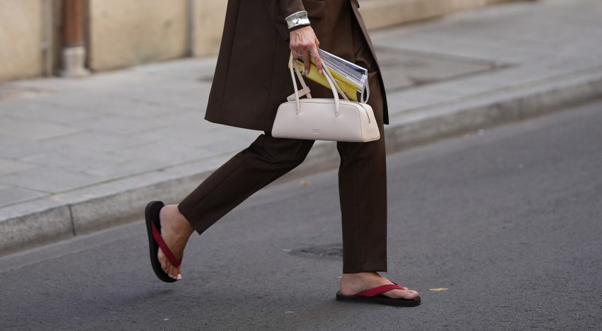 Las sandalias tendencia de esta temporada son las más asequibles y las chicas cool las combinan (siempre de este color) con bolsos de lujo
