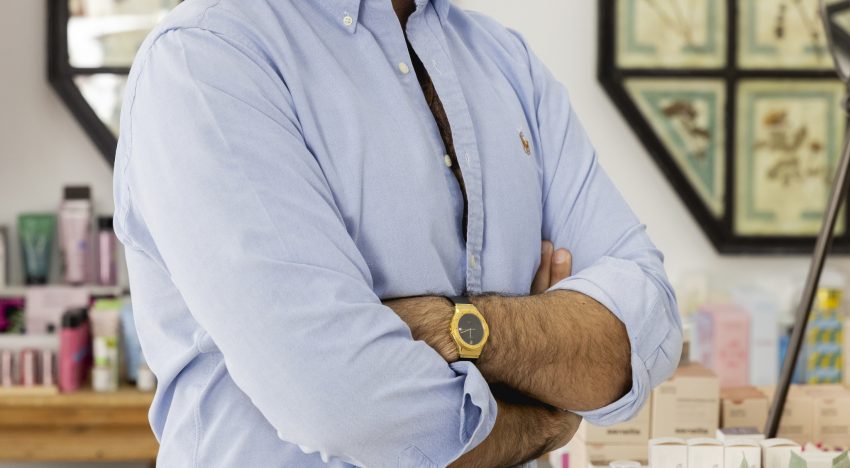 Arturo Álvarez Bautista, químico y formulador: «Si te maquillas, usas protector solar y vives en una ciudad con contaminación, necesitas doble limpieza»