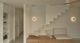 Esta casa costera en La Antilla (Huelva), con detalles arquitectónicos únicos, está pensada para disfrutar todo el año por su ambiente sereno y fluido
