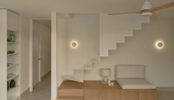 Esta casa costera en La Antilla (Huelva), con detalles arquitectónicos únicos, está pensada para disfrutar todo el año por su ambiente sereno y fluido