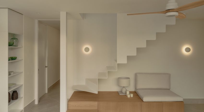 Esta casa costera en La Antilla (Huelva), con detalles arquitectónicos únicos, está pensada para disfrutar todo el año por su ambiente sereno y fluido