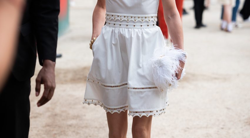 Zara y Mango tienen claro cuáles son los vestidos cortos que serán tendencia este verano 2026 y que funcionan con zapatillas y sandalias