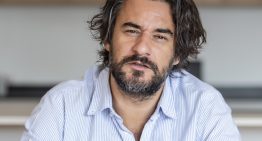 Manuel Jabois (47 años): «Mi madre pertenece a esa generación de mujeres agotadas físicamente pero incapaces de descansar por culpa. Muchas interiorizaron que ese era su sitio»