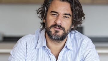 Manuel Jabois (47 años): «Mi madre pertenece a esa generación de mujeres agotadas físicamente pero incapaces de descansar por culpa. Muchas interiorizaron que ese era su sitio»