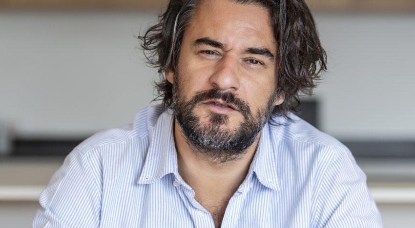 Manuel Jabois (47 años): «Mi madre pertenece a esa generación de mujeres agotadas físicamente pero incapaces de descansar por culpa. Muchas interiorizaron que ese era su sitio»