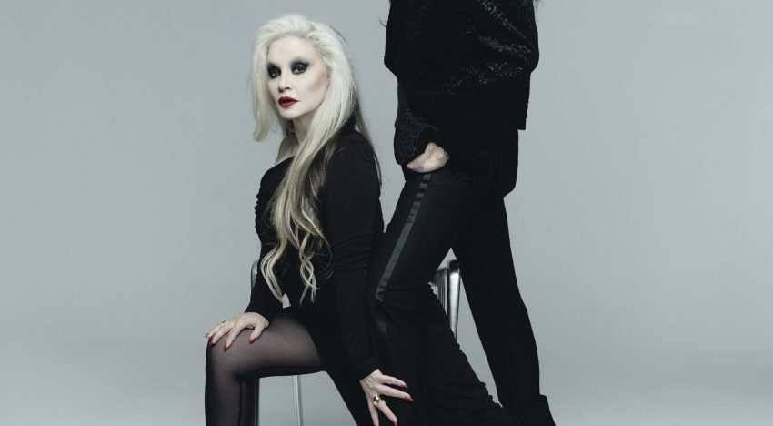 Alaska y Mario Vaquerizo debaten sobre moda, cultura y recuerdos: «Con mi primer sueldo compré un anillo de 1.500 pesetas de los hippies y con el resto abrí un libretón con mi madre»