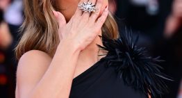 Todos hablan del corte de pelo y las mechas de Penélope Cruz pero nosotras no podemos dejar de hablar de sus uñas tendencia que llevarás en verano
