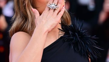 Todos hablan del corte de pelo y las mechas de Penélope Cruz pero nosotras no podemos dejar de hablar de sus uñas tendencia que llevarás en verano