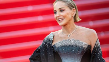 Sharon Stone (68 años) y su rutina de bienestar: «Entreno durante una hora y media, cinco días a la semana en mi piscina con lastres de 2,5 kilos en muñecas y tobillos»