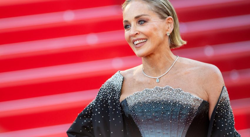 Sharon Stone (68 años) y su rutina de bienestar: «Entreno durante una hora y media, cinco días a la semana en mi piscina con lastres de 2,5 kilos en muñecas y tobillos»