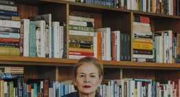 Elena Foster, editora y comisaria de arte: «La vida ocurre sin avisar, viene en un tren a alta velocidad y si uno se despista, pasa por delante para siempre y nada de lo pasado tiene retorno»