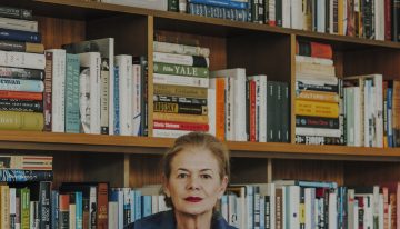 Elena Foster, editora y comisaria de arte: «La vida ocurre sin avisar, viene en un tren a alta velocidad y si uno se despista, pasa por delante para siempre y nada de lo pasado tiene retorno»