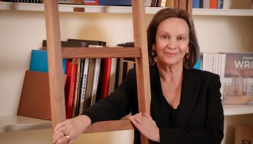 Clara Sánchez (71 años): «Cuando eres joven estás agotada. Tienes que trabajar, sobrevivir, hacer mil cosas al mismo tiempo. Los hijos se tendrían que tener a los 60 años»