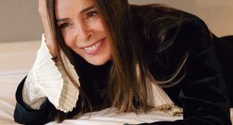 Lydia Bosch (62 años): «He tomado el sol en exceso y he sufrido sus consecuencias en forma de lesiones en la piel por eso, hay que ser constante en cuanto a la protección solar, la limpieza y la hidratación»