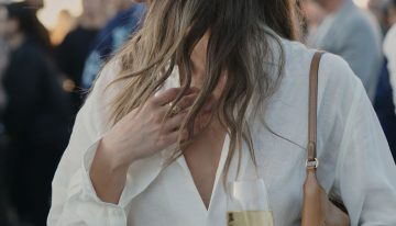Cristina de Hoyos, dermatóloga: «En verano se puede y se debe lavar el pelo tantas veces como sea necesario, no provoca caída, sólo hace visibles los cabellos en fase de desprendimiento»