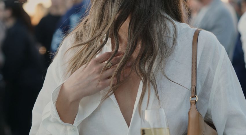 Cristina de Hoyos, dermatóloga: «En verano se puede y se debe lavar el pelo tantas veces como sea necesario, no provoca caída, sólo hace visibles los cabellos en fase de desprendimiento»