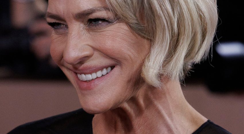 Alberto Cerdán, peluquero: «En mujeres de más de 50 con pelo fino, el corte perfecto suele estar entre mandíbula y clavícula, da sensación de cabello sano y rejuvenece muchísimo»