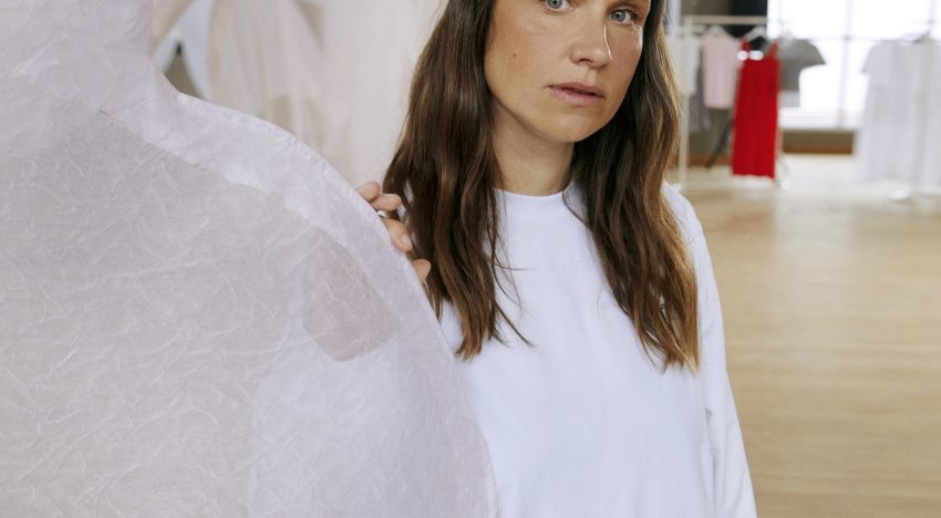 Cecilie Bahnsen estrena colección con Uniqlo: «Creo que las mujeres quieren vestirse para sí mismas, por eso presto atención a la espalda, a los lazos. Vestirse juntas como parte de un ritual»