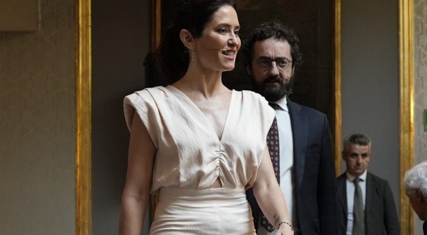 Isabel Díaz Ayuso apuesta por este color en sus últimas apariciones, ¿amante de las tendencias o un claro mensaje político?