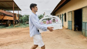 Pablo Sánchez Bergasa, de Medical Open World, el ángel de la incubadoras: «Necesito 2 millones de euros para evitar que cada año mueran un millón y medio de bebés»