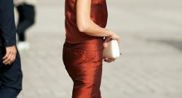 Tengo 5 bodas en junio y me niego a llevar el típico vestido: estos looks de Zara con blusa y pantalón son para invitadas elegantes y originales