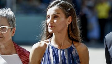 La reina Letizia ha llevado a la Feria del Libro el look definitivo para combatir el calor: vestido del estampado tendencia y alpargatas españolas