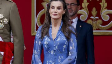 Cuando las alpargatas se quedan en su vestidor, la reina Letizia apuesta (y acierta) con las sandalias de tacón asequible que combinan con cualquier look