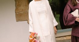 La novia vasca minimalista que triunfa con su chaqueta y su ramo de flores de colores