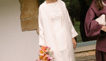 La novia vasca minimalista que triunfa con su chaqueta y su ramo de flores de colores