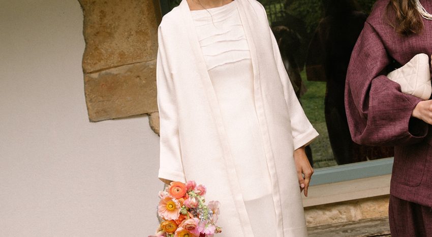 La novia vasca minimalista que triunfa con su chaqueta y su ramo de flores de colores