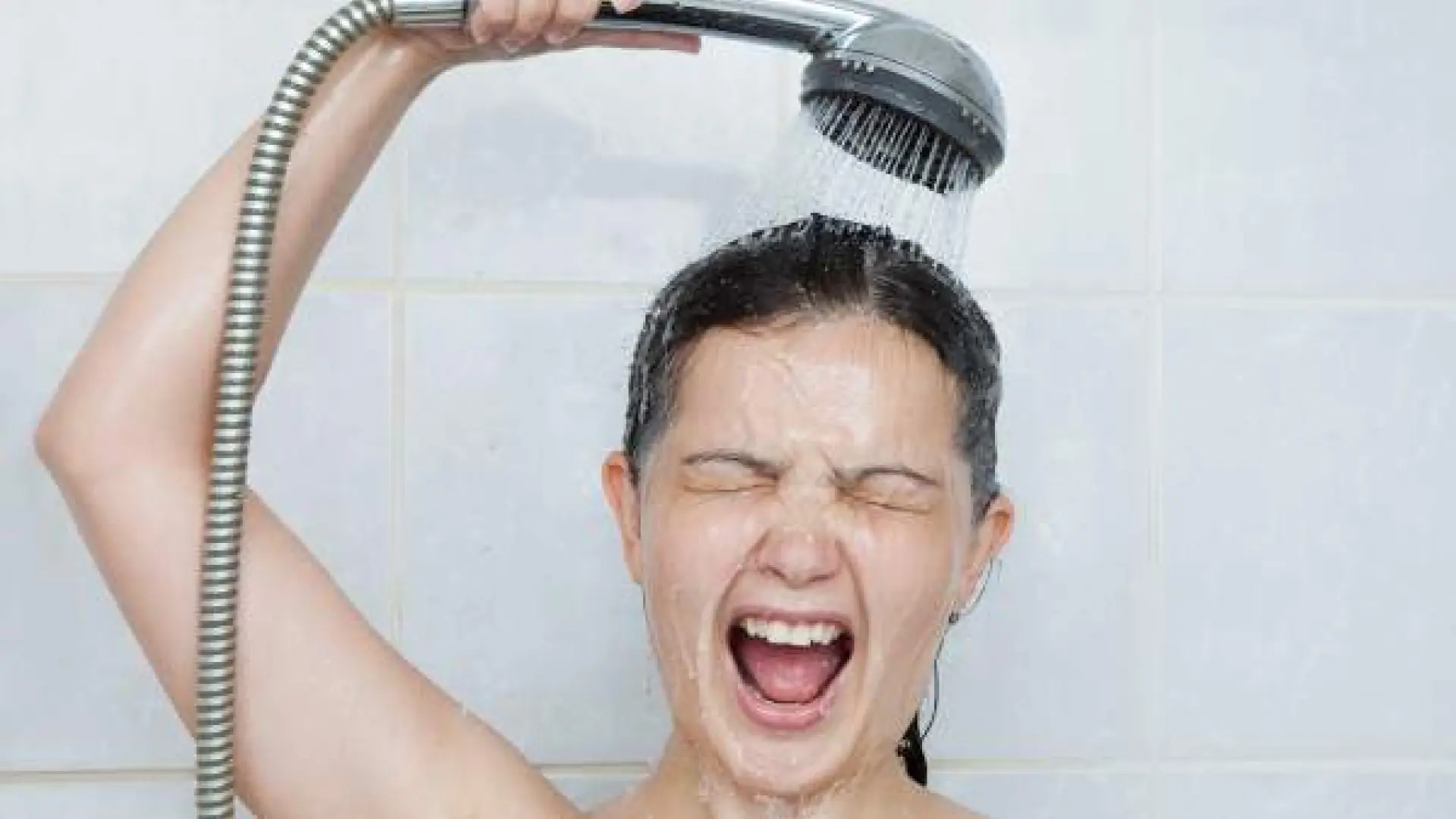 ¿Quieres quemar grasa más rápido? Un nuevo estudio revela que una ducha fría de 90 segundos cada día podría ser la clave