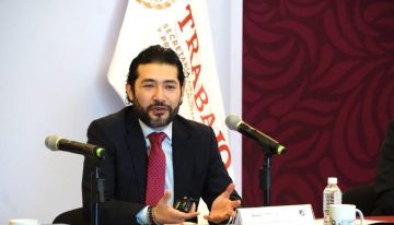 Trabajadores interrumpen acto del titular de la STPS en la UNAM; rechazan gradualidad de las 40 horas