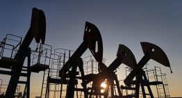 Petróleo Brent sube 2% y WTI baja más de 4 dólares tras ataques de EU contra Irán