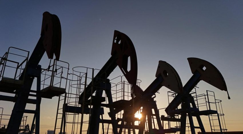 Petróleo Brent sube 2% y WTI baja más de 4 dólares tras ataques de EU contra Irán
