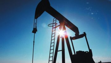 Precio del petróleo sube con moderación tras nuevos enfrentamientos en el estrecho de Ormuz
