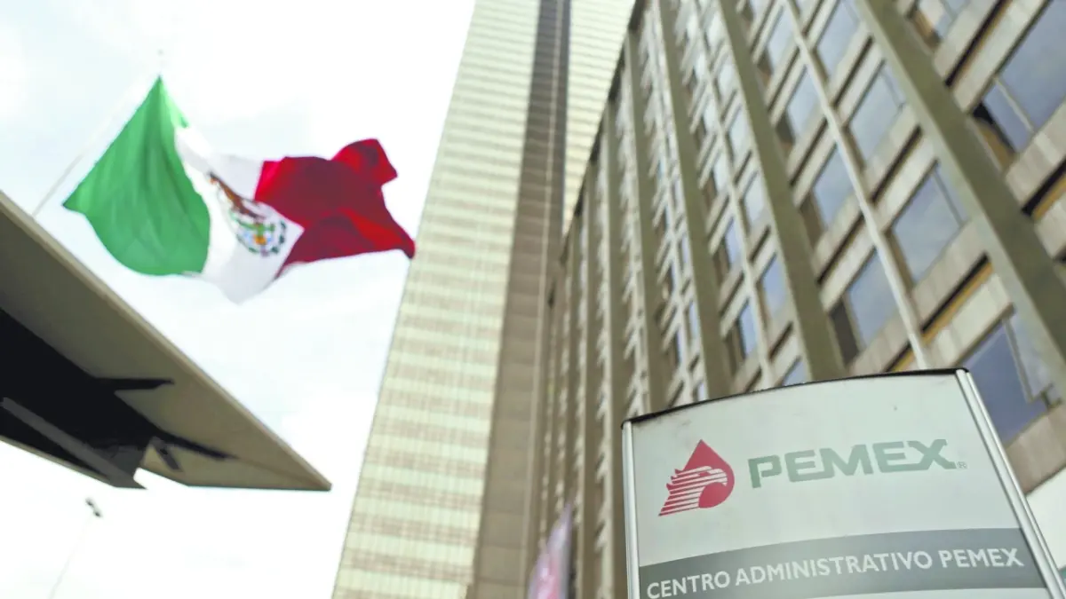 Pemex mantendrá flujos negativos y dependencia del gobierno por altos vencimientos de deuda: Moody’s
