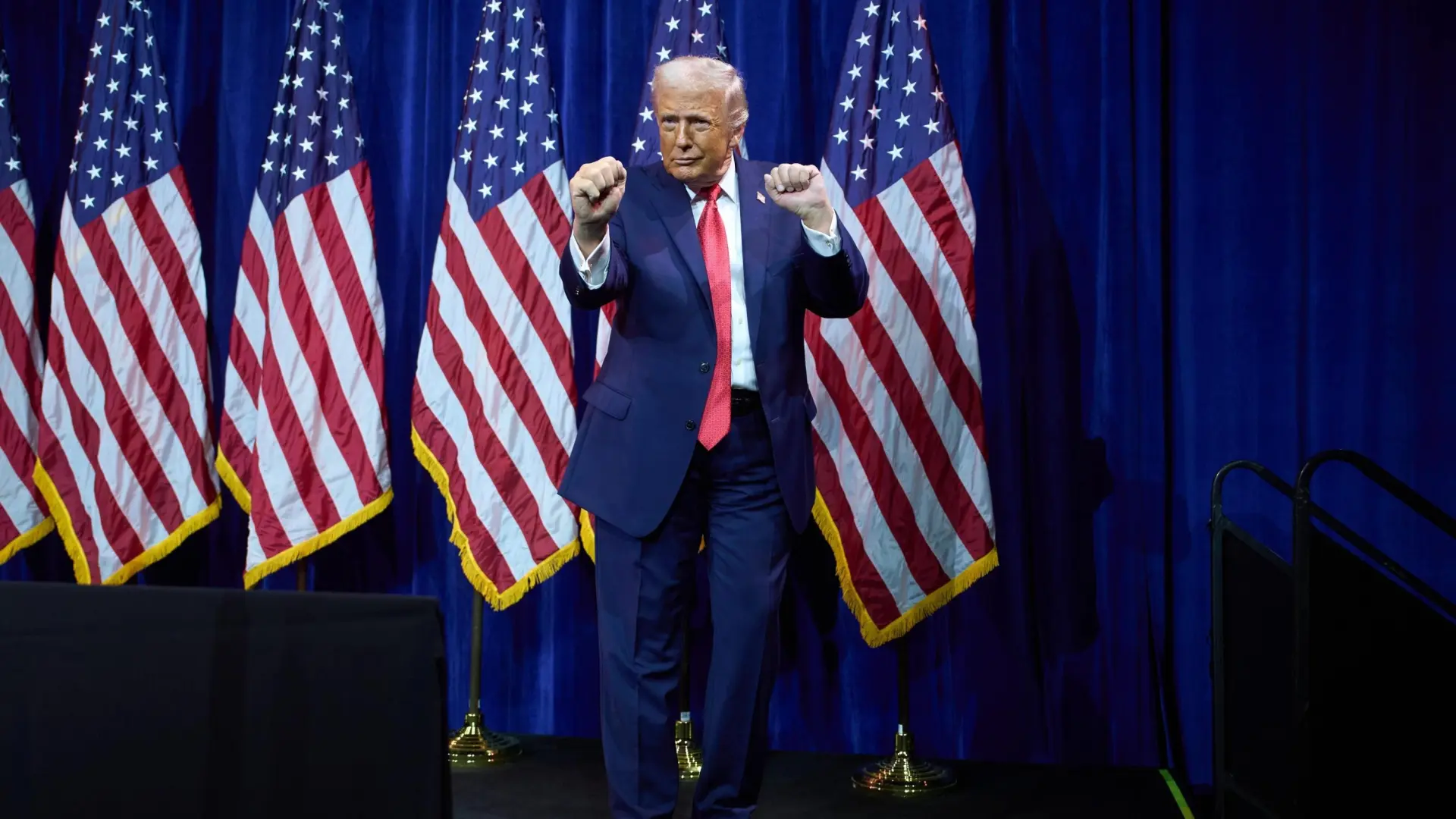 Donald Trump revela que Melania no soporta su típico baile de 'Village People': «Lo odia»