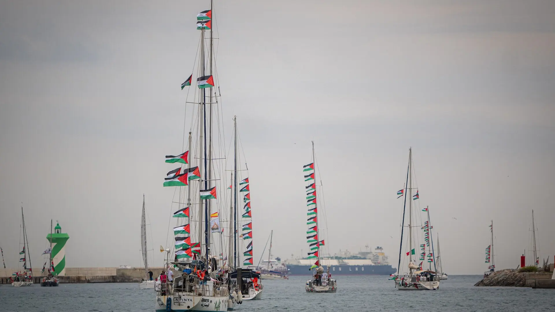 La Flotilla a Gaza sigue su camino: al menos 36 barcos escapan del bloqueo israelí en aguas internacionales y continúan su ruta