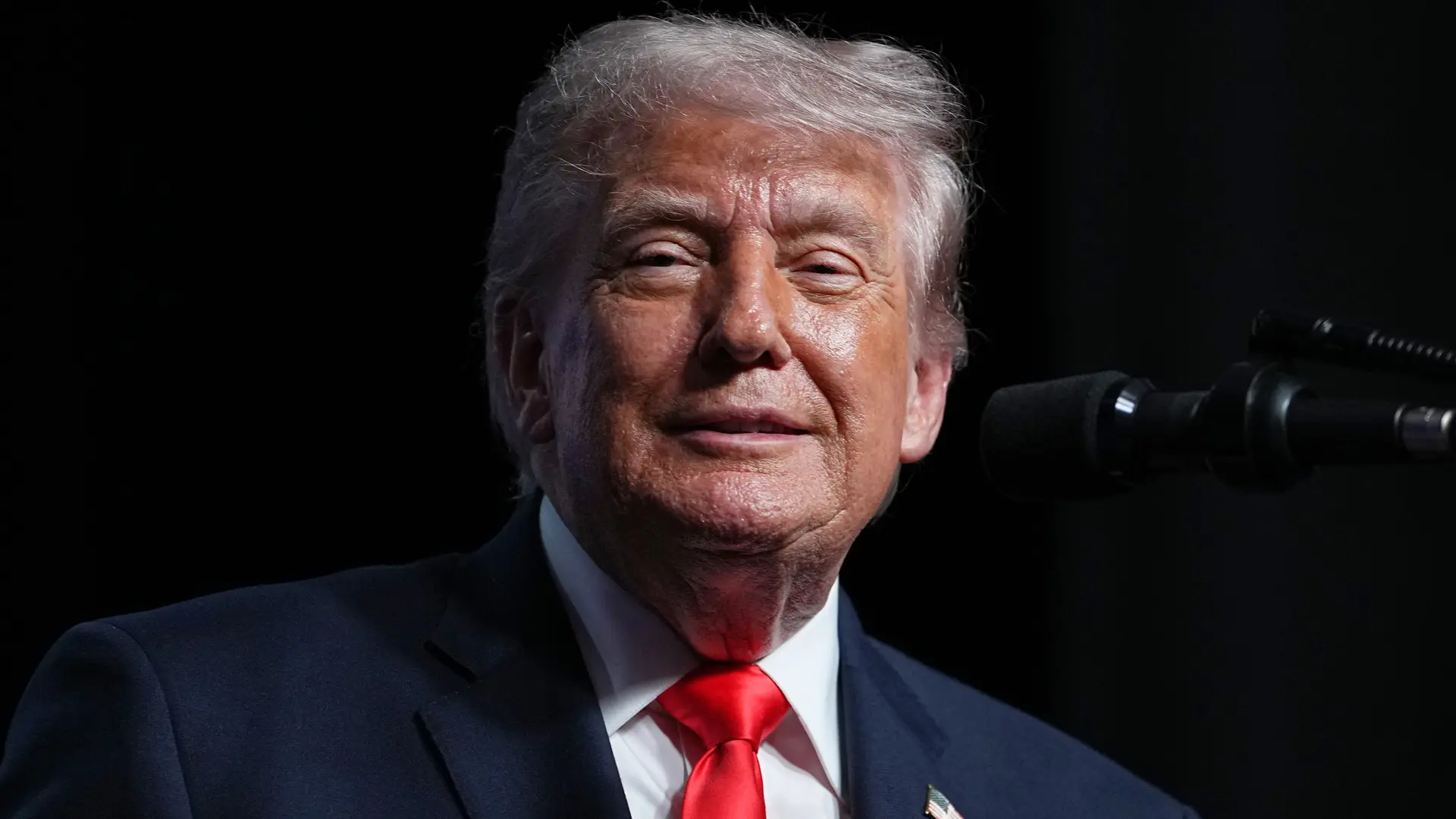 Trump llama «locos» a los medios de comunicación y a los demócratas por su postura sobre Irán