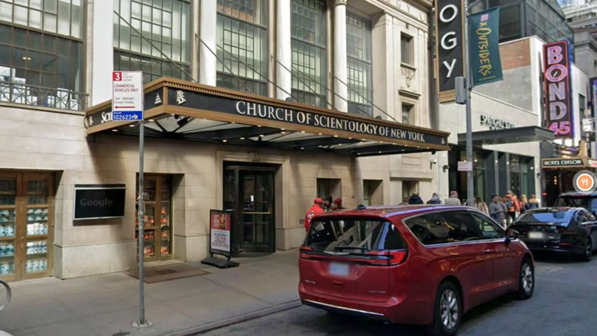 Un grupo de jóvenes asalta una sede de la Iglesia de la Cienciología en Nueva York y causa destrozos y un herido