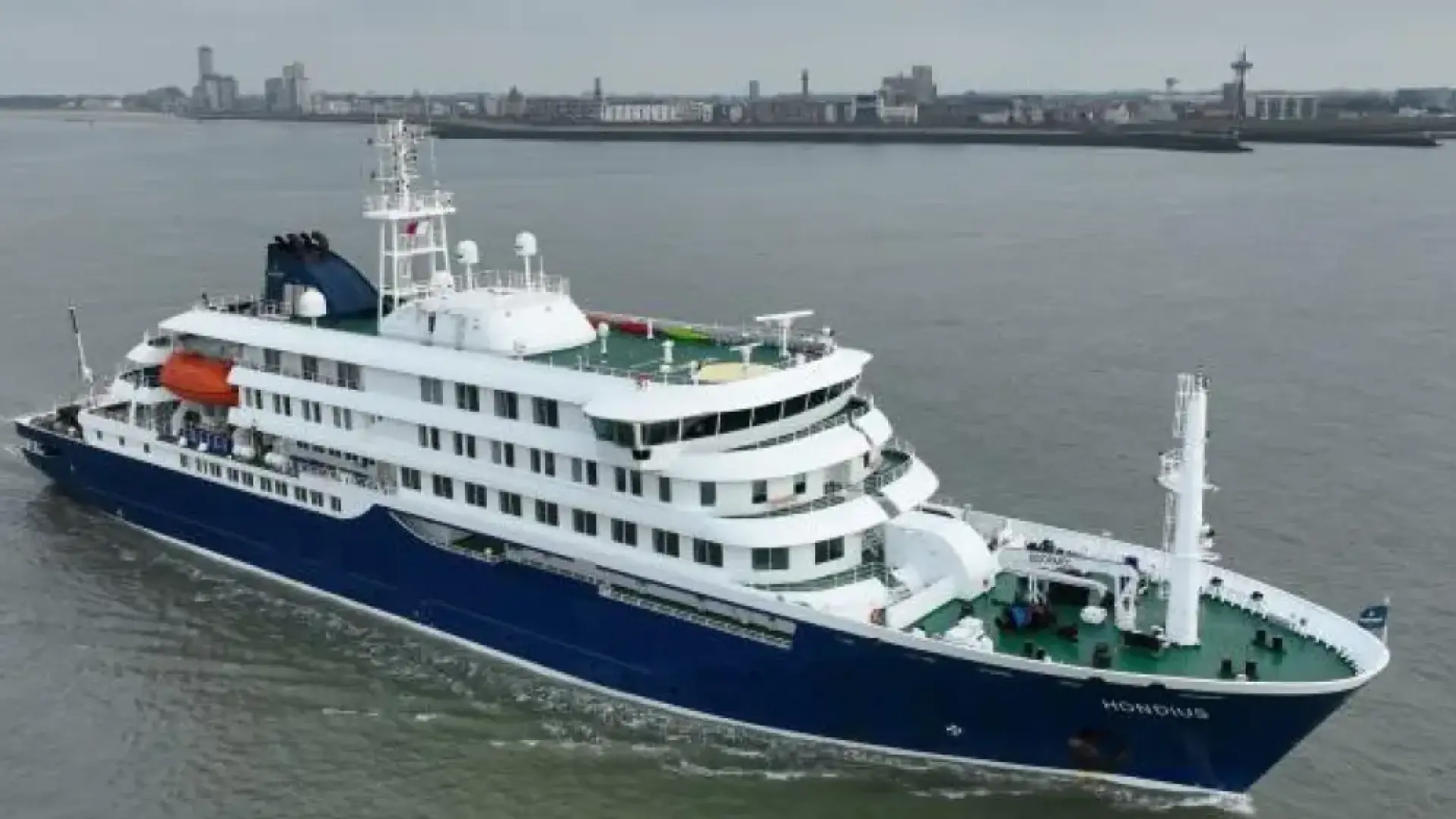 Hay una decena de españoles a bordo del crucero afectado por hantavirus en el que ya han muerto tres personas