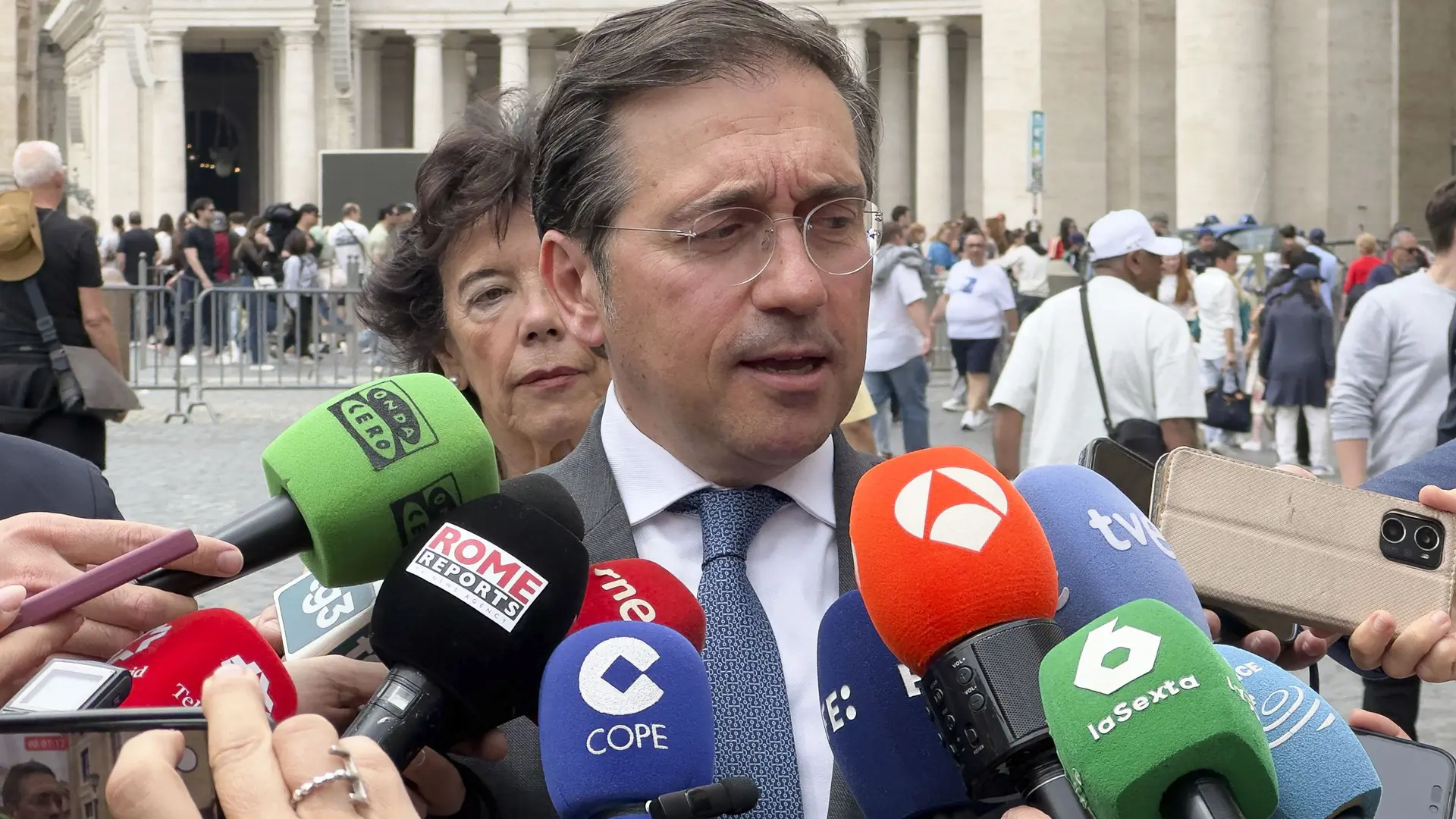 Albares afirma tras ser recibido por el papa que existe «enorme sintonía» con el Vaticano