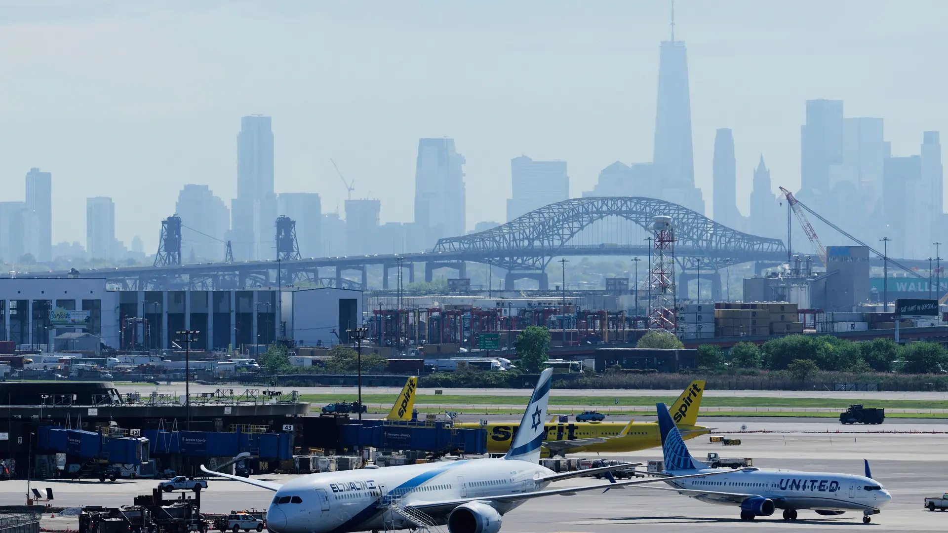 Un avión impacta contra un camión de reparto al aterrizar en Nueva Jersey