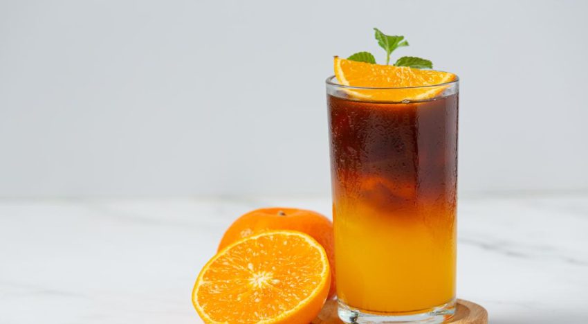 ¿Jugo de naranja con café? El coctel sin alcohol que refresca y despierta