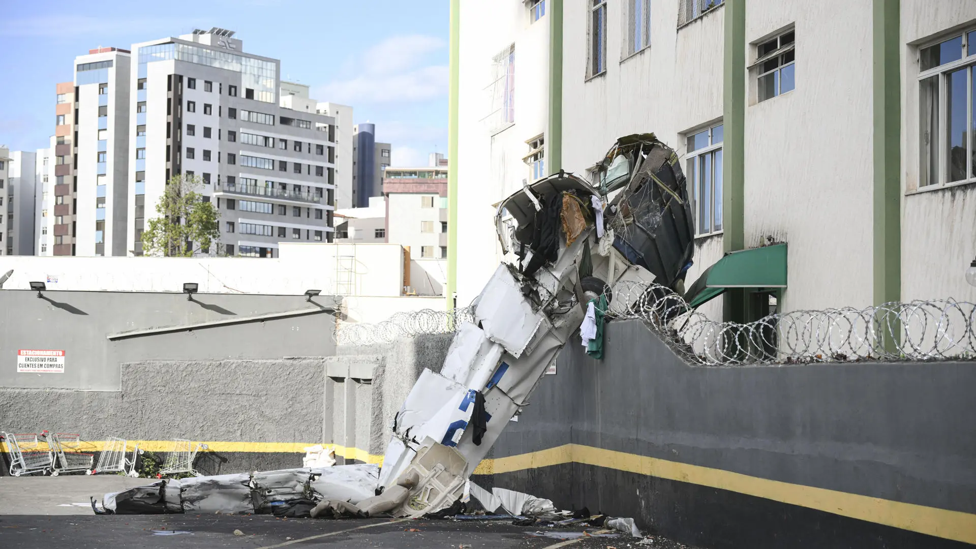 Suben a tres los muertos tras estrellarse una avioneta contra un edificio en Brasil