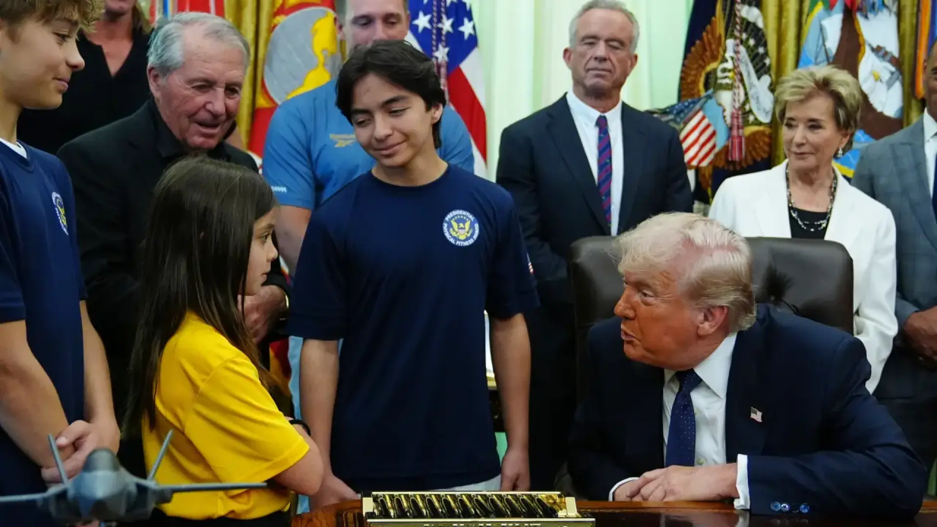El momento en el que Trump le dice a una niña que no tiene la estatura suficiente para jugar al voleibol: «Quizá el fútbol sea mejor»