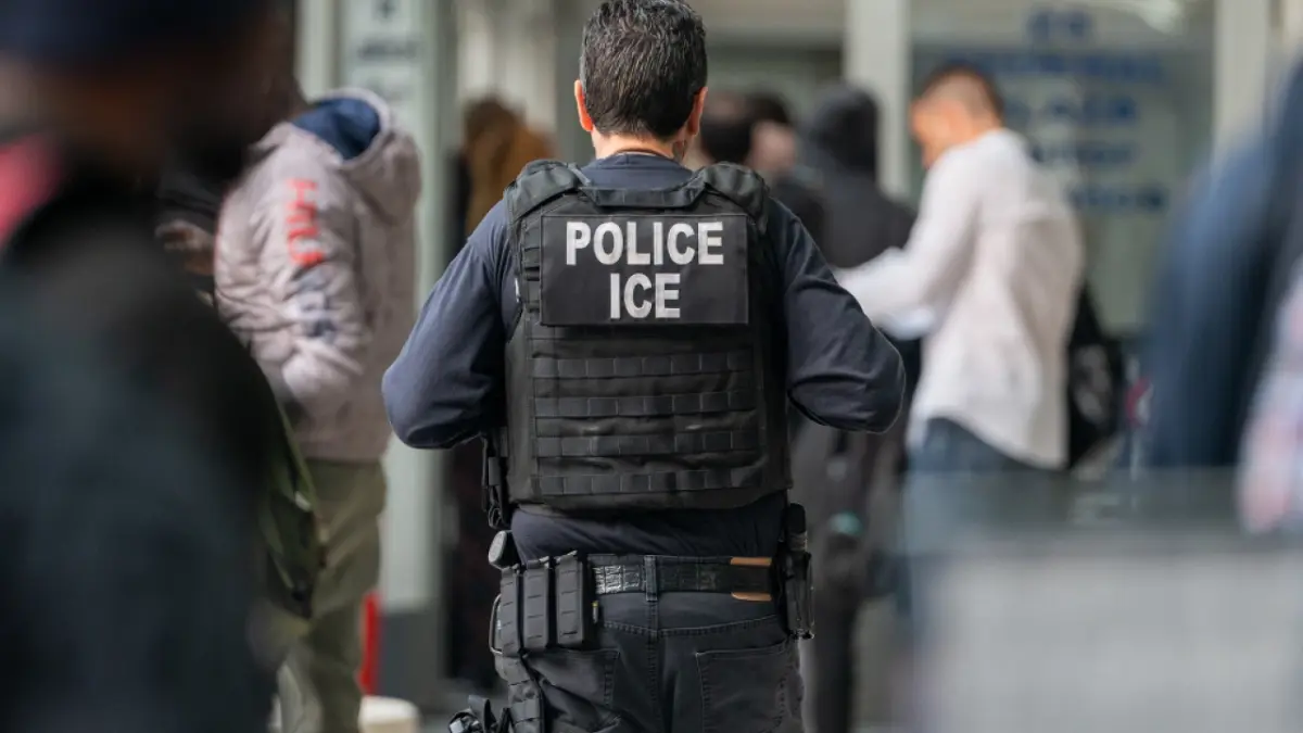 Gobernadora de Nueva York ordena a agentes de ICE a actuar a rostro descubierto